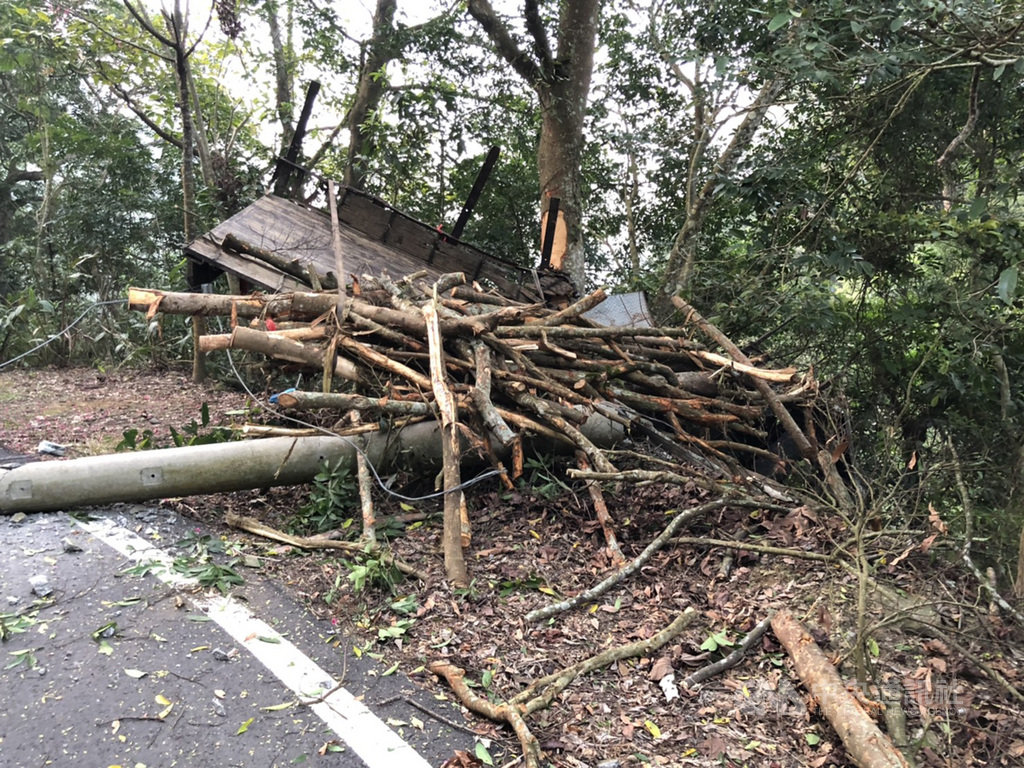 64歲陳姓男子24日駕駛拼裝車載運木頭行經苗栗縣頭屋鄉苗22線,不明原因失控撞斷路旁水泥電桿後,連人帶車衝出路面,摔落約20公尺深河谷,雙腿遭截斷,救護人員找到陳男時已失去呼吸心跳。中央社記者管瑞平攝 109年2月24日