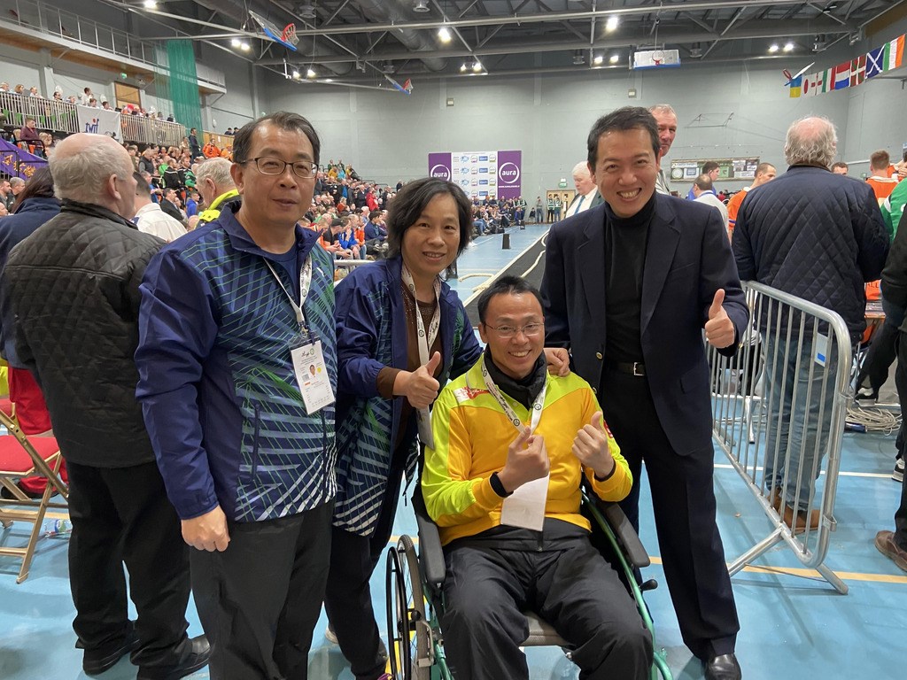 中華拔河代表隊參加愛爾蘭舉辦的2020世界盃室內拔河錦標賽,駐愛代表楊子葆(右)與乘輪椅陪團指導的景美女中教練郭昇(右2)合影。(駐愛代表處提供)中央社記者戴雅真倫敦傳真 109年2月24日