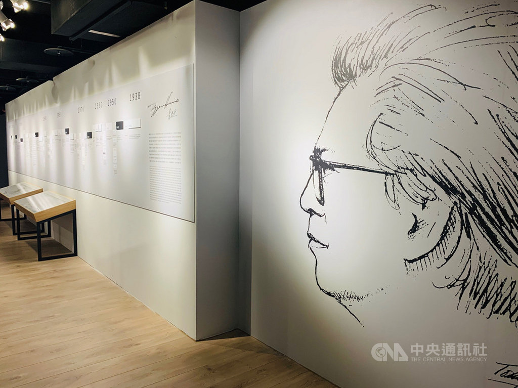 國立傳統藝術中心台灣音樂館24日起推出作曲家蕭泰然逝世5週年紀念特展,展出蕭泰然生前珍貴的手稿、照片與書信等,並策劃相關音樂活動,向這位愛台灣的作曲家致敬。中央社記者趙靜瑜攝 109年2月24日