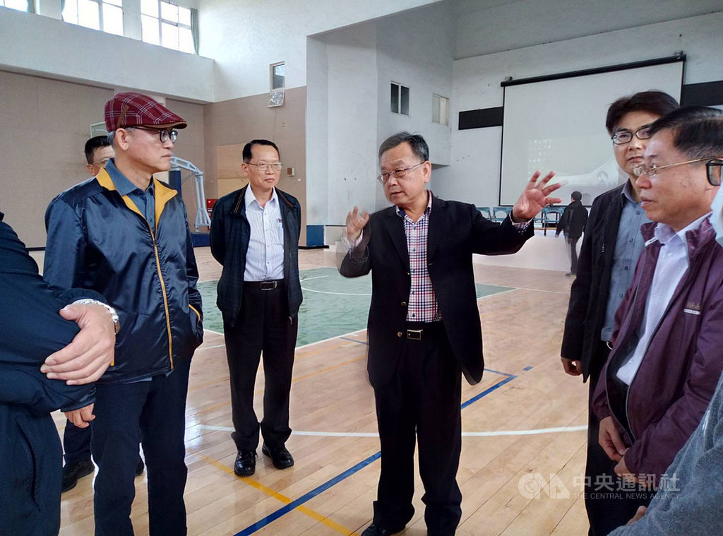 澎湖縣長賴峰偉(中)24日前往馬公國中視察校園開學防疫措施,指示各校防疫務必做到滴水不漏,維護校園安全,讓學子們能安心上課。中央社 109年2月24日