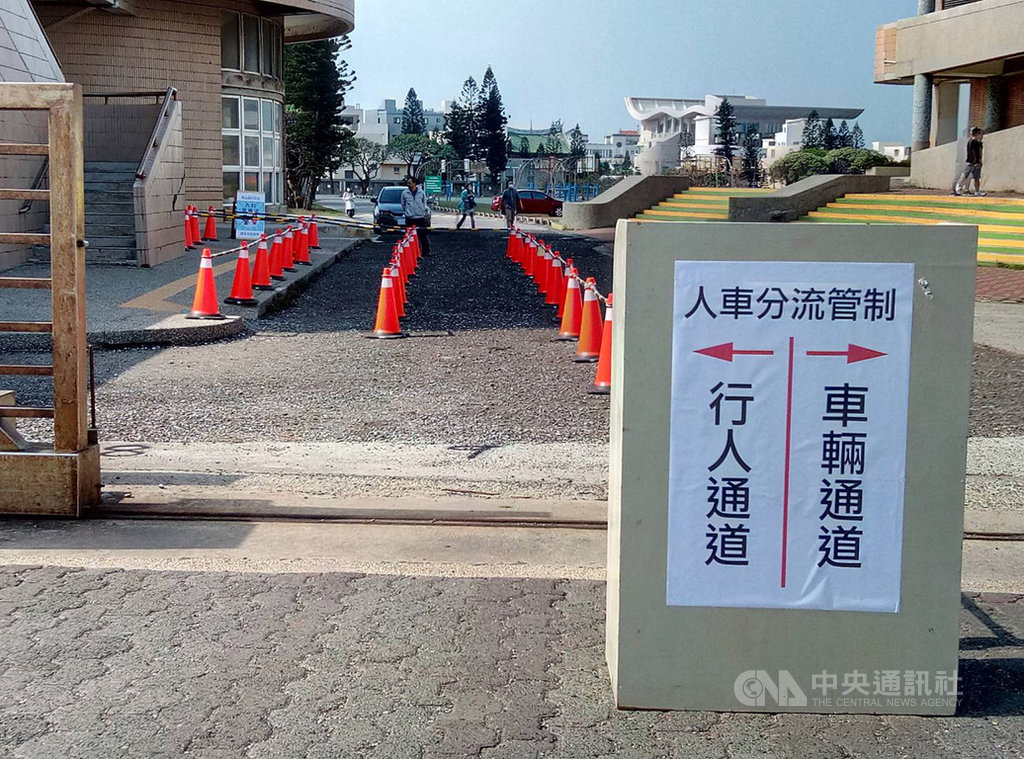 高中職以下各級學校25日開學,澎湖縣長賴峰偉24日視察校園防疫措施,學校實施人車分流管制作業。中央社 109年2月24日