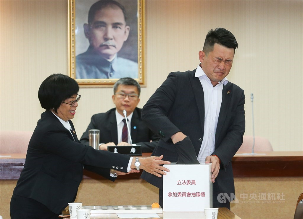 立法院副院長蔡其昌(中)24日主持無黨籍及少數黨團委員參加常設委員會抽籤;台灣基進立委陳柏惟(右)閉眼抽籤,抽到財政委員會。中央社記者謝佳璋攝 109年2月24日