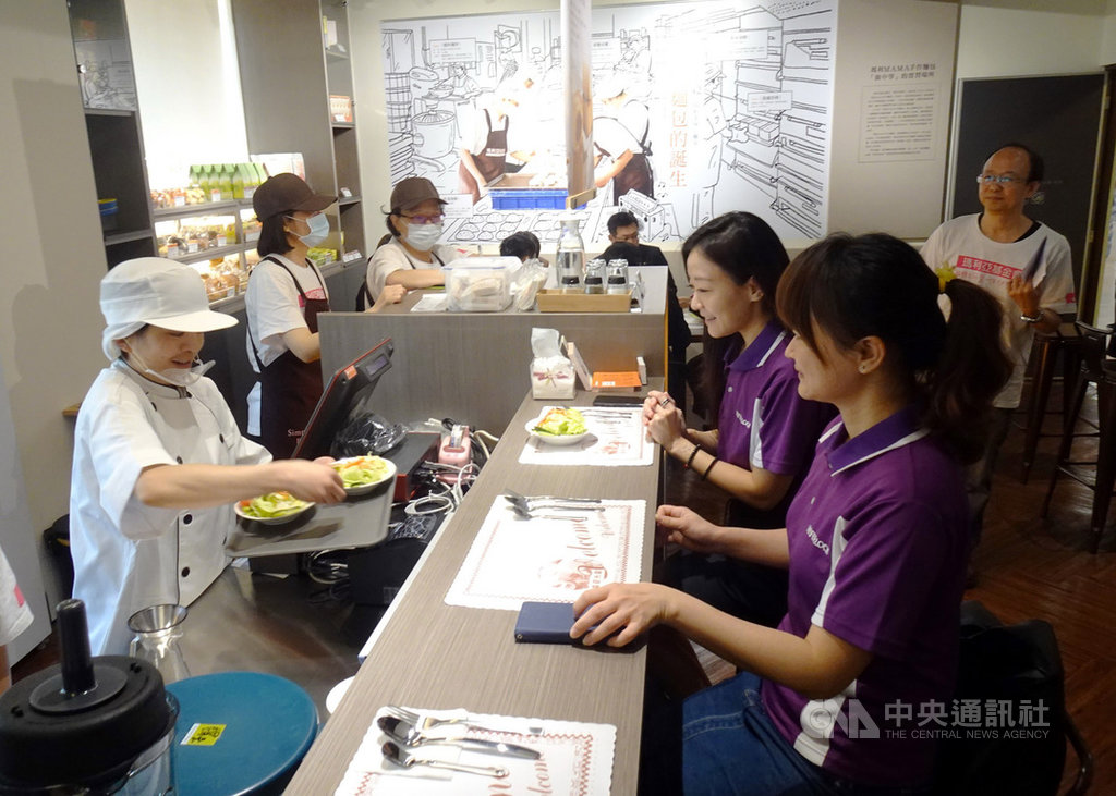 瑪利亞基金會24日在台中市愛心家園成立一家「做中學」實習商店,主要學習製作現烤三明治、濃湯及現煮咖啡、飲品等,提供身障青年更多就業訓練機會。中央社記者郝雪卿攝 109年2月24日