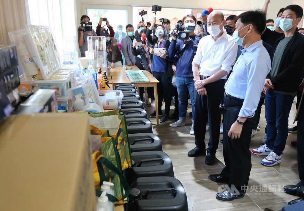 高雄市長韓國瑜(前右2)24日前往鹽埕國中視察學校防疫準備及消潔消毒情形,檢視相關防疫物資是否到位。中央社記者王淑芬攝 109年2月24日