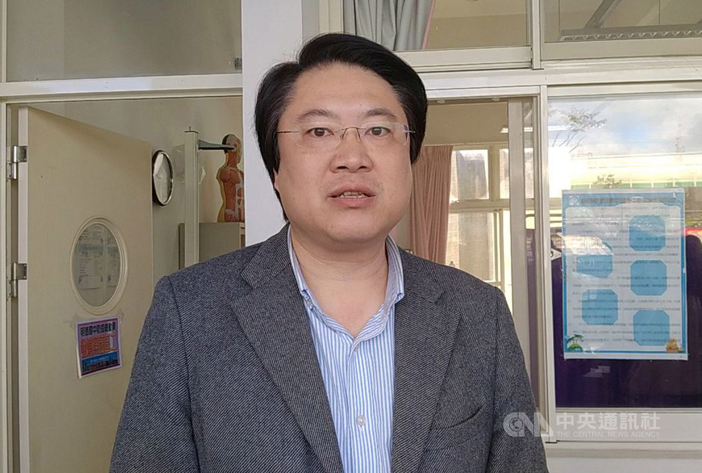 中央流行疫情指揮中心公布武漢肺炎病例地理分布,大台北地區僅基隆市沒有確診個案;基隆市長林右昌(圖)24日前往明德國中視察校園防疫工作時受訪表示,市府會繼續努力,請市民安心。中央社記者王朝鈺攝 109年2月24日
