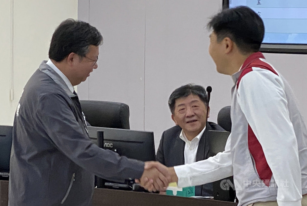 因應武漢肺炎疫情影響,中央流行疫情指揮中心指揮官陳時中(中)24日前往桃園市災害應變中心,聽取桃園市政府各局處防疫準備工作簡報。中央社記者邱俊欽桃園攝 109年2月24日