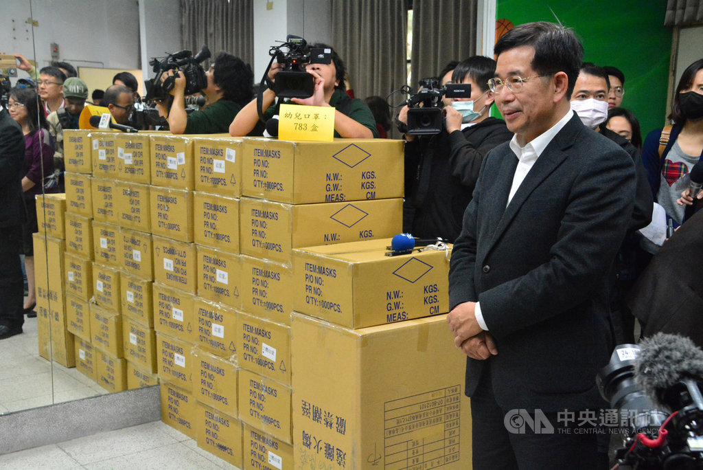 教育部長潘文忠(前右)24日到新北市板橋高中視察武漢肺炎校園防疫作為,他表示,對滯留中國或無法返回中港澳的學生有教學應變計畫,不影響學生受教與升學的權益。中央社記者黃旭昇新北攝 109年2月24日