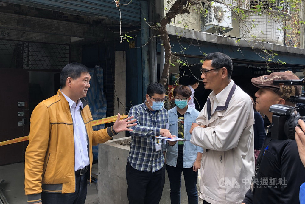 新北市板橋區一處建築傳出業者計畫經營「洗屍間」等殯葬業務,引發居民抗議,市議員林國春(前左)與殯葬管理處長黃秀川(前右2)24日前往會勘。(林國春服務處提供)中央社記者黃旭昇新北傳真 109年2月24日