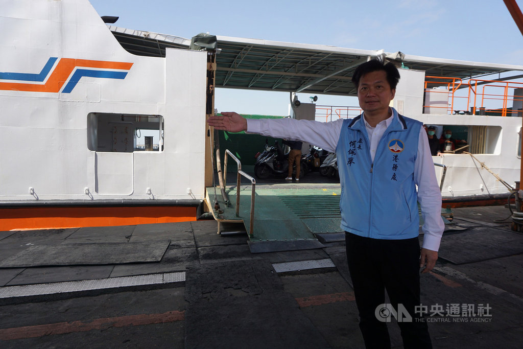 金門縣港務處長何佩舉(圖)24日表示,港務處督促船公司加強人車分流,下船時都有工作人員指引前進方向,港務處也將協助設立車分流警示牌等,提醒人車注意。中央社記者黃慧敏攝 109年2月24日