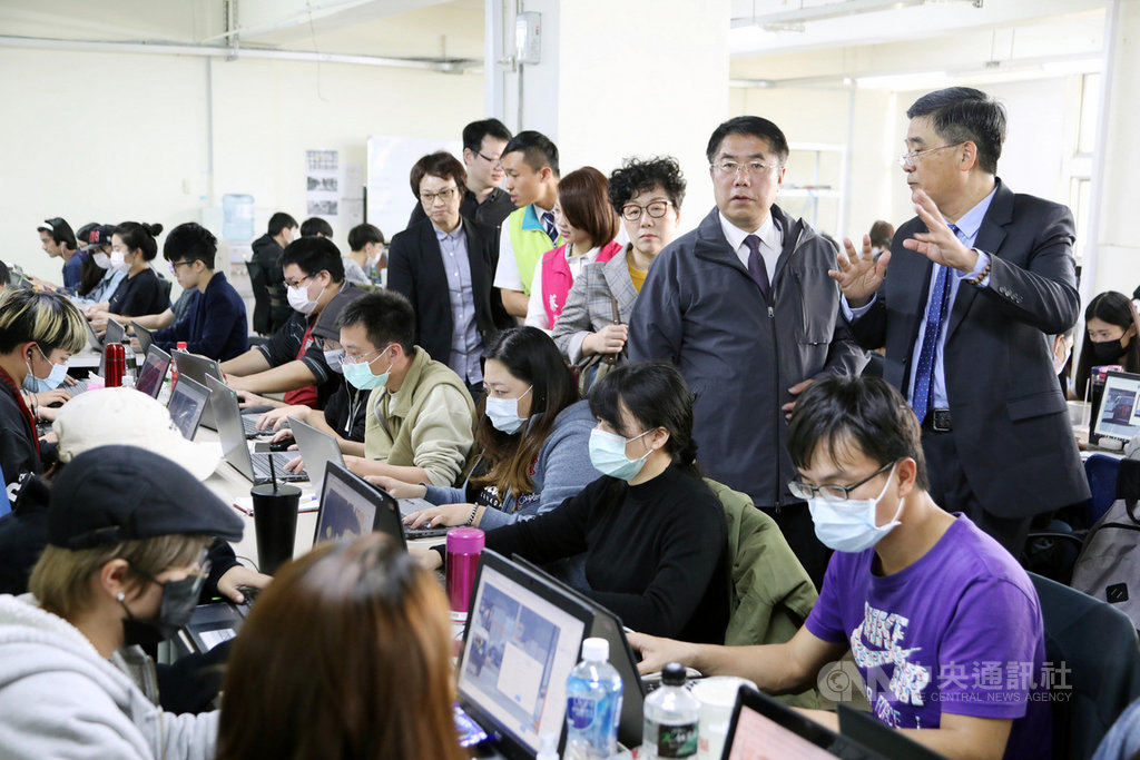 Linker Networks美商寶蘊凌科網路科技有限公司台南辦公室24日揭牌,台南市長黃偉哲(後右2)出席,並參觀了解營運情形。(台南市政府提供)中央社記者楊思瑞台南傳真 109年2月24日