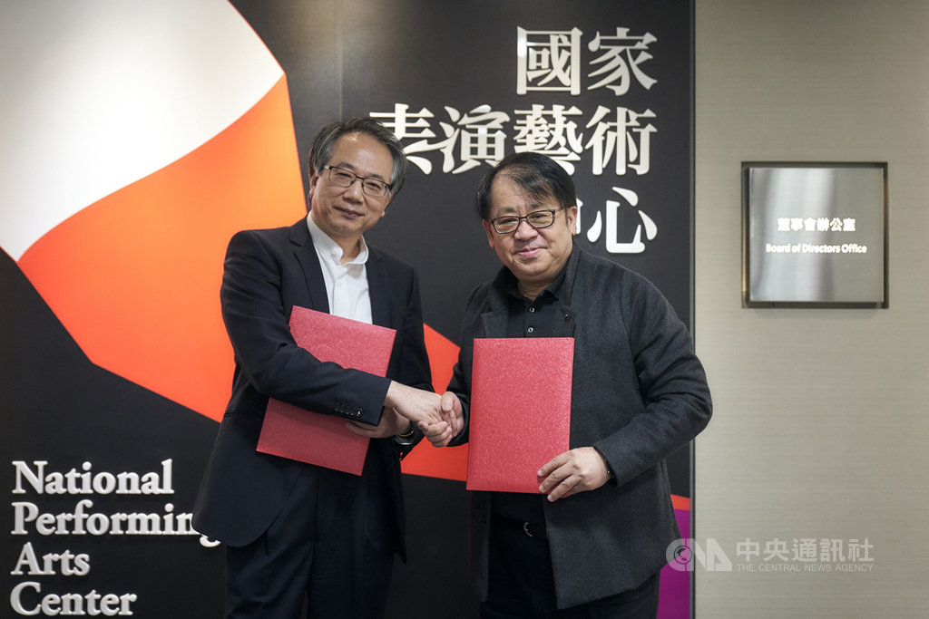 國家表演藝術中心董事會24日通過由現任國家交響樂團(NSO)音樂總監呂紹嘉(左)擔任藝術顧問一年提案,國表藝董事長朱宗慶(右)代表董事會與遴委會很感謝即將卸任的呂紹嘉願意為樂團再多付出一年。(國家表演藝術中心提供)中央社記者趙靜瑜傳真 109年2月24日