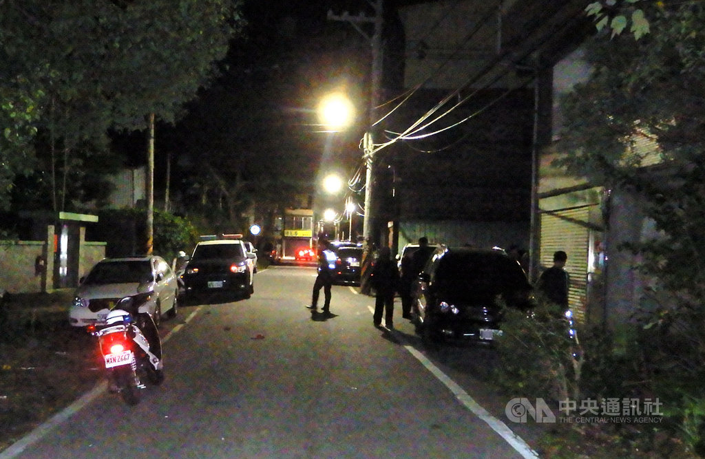 新北市樹林區23日深夜發生越南移工命案,越南籍阮姓移工幫朋友勸架時,遭人持利器攻擊,當場大量失血,送醫急救不治。警方24日表示,已鎖定涉有重嫌的5男2女全力追緝。(翻攝畫面)中央社記者黃旭昇新北傳真 109年2月24日