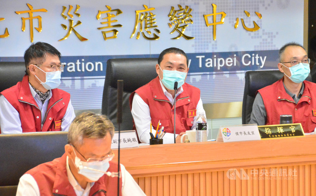 新北市政府24日舉行武漢肺炎防疫應變會議,新北市長侯友宜(後中)與29區公所展開視訊會議,他表示,面對武漢肺炎將視同社區感染層級全面備戰。中央社記者黃旭昇新北攝 109年2月24日