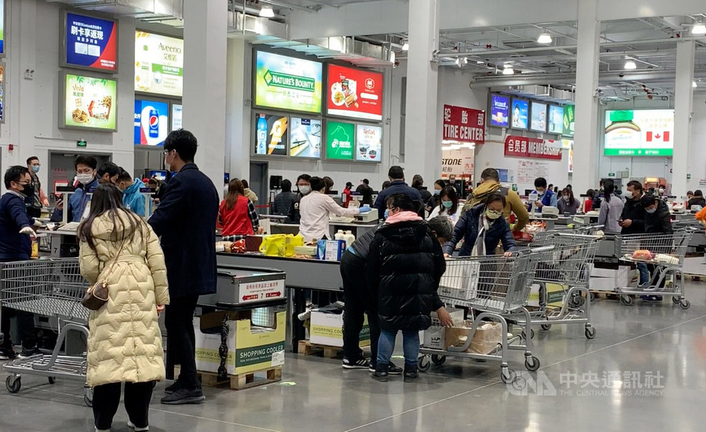 為避免人群聚集造成感染新型冠狀病毒肺炎的風險,上海好市多(Costco)啟動1000人的人流限制。圖為23日的結帳區。中央社記者沈朋達上海攝 109年2月24日