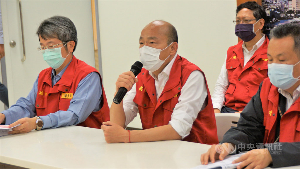 高雄市長韓國瑜(前中)24日宣布,市府公務員3月2日起暫緩出遊旅遊警示第2級的日本、新加坡、第3級的中、港、澳、南韓等國家。中央社記者程啟峰高雄攝 109年2月24日