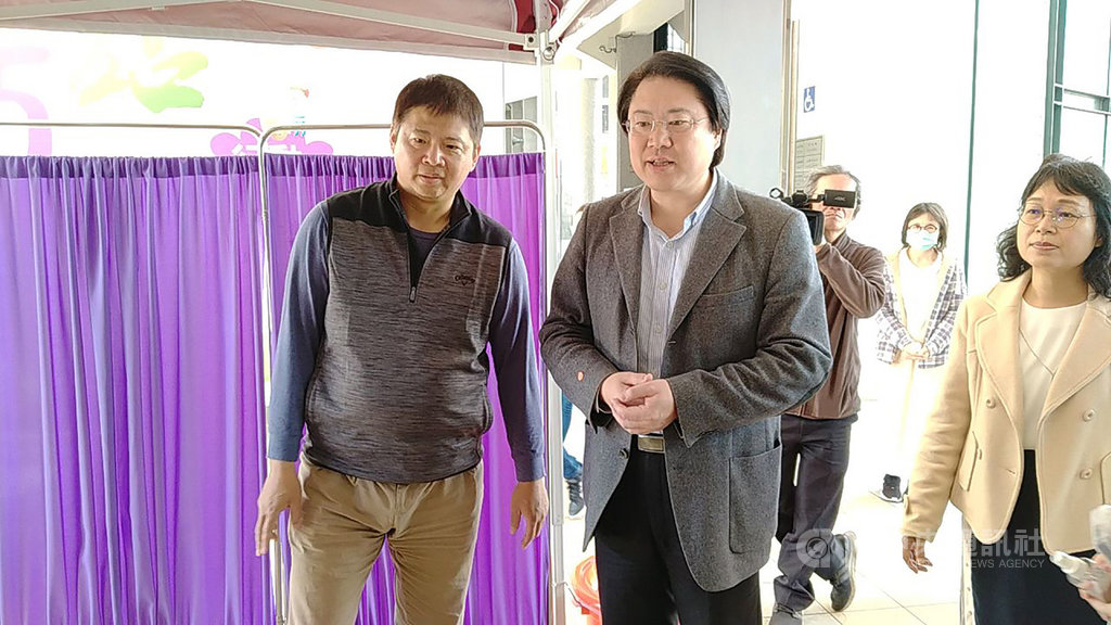 中小學25日開學,基隆市長林右昌(前中)24日在市府教育處長林祝里(前右)、明德國中校長沈俊光(前左)陪同下,視察明德國中戶外的「發燒照護區」,瞭解學校處理發燒篩檢相關動線準備。中央社記者王朝鈺攝 109年2月24日