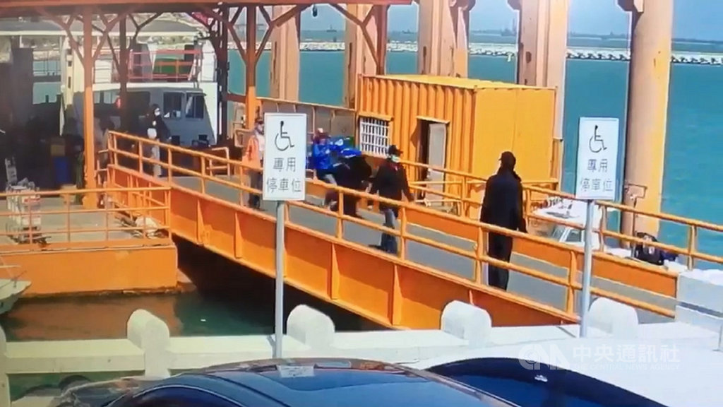 金門鄭姓男子騎乘重型機車23日下午在烈嶼鄉九宮碼頭下船時,疑機車暴衝,撞倒2名下船民眾,自己也受傷,所幸3人無生命危險。(警方提供)中央社記者黃慧敏傳真 109年2月24日