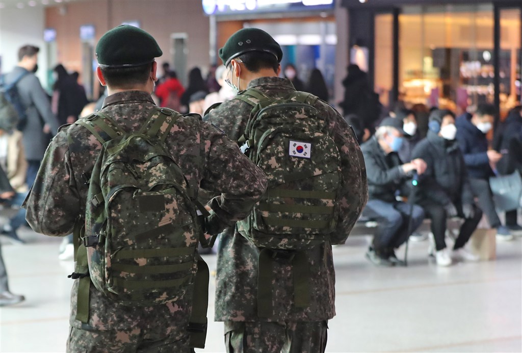 韓國國防部表示,截至24日8時,武漢肺炎累計確診軍人增至11例,目前韓國部隊共有7700餘人被隔離。圖為韓國軍人休假搭乘火車。(檔案照片/韓聯社提供)