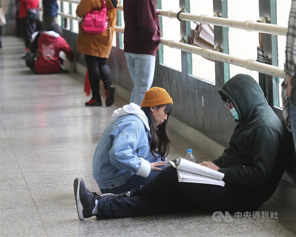 大考中心24日公布109學年度學測成績,數學科拿到最高15級分的人數暴增,共1萬4489人,創歷年新高。(中央社檔案照片)