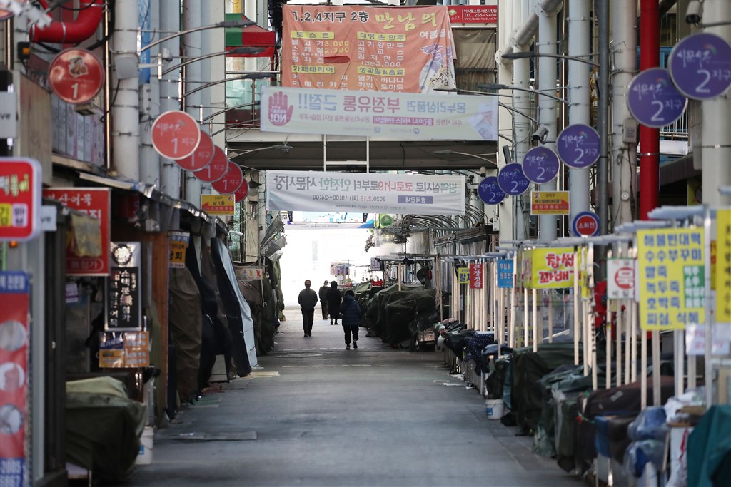 外交部表示,自24日起調整韓國全境旅遊警示為「橙色」,大邱廣域市及慶尚北道清道郡兩處旅遊警示為「紅色」。圖為大邱一處市場因疫情關閉。(韓聯社提供)