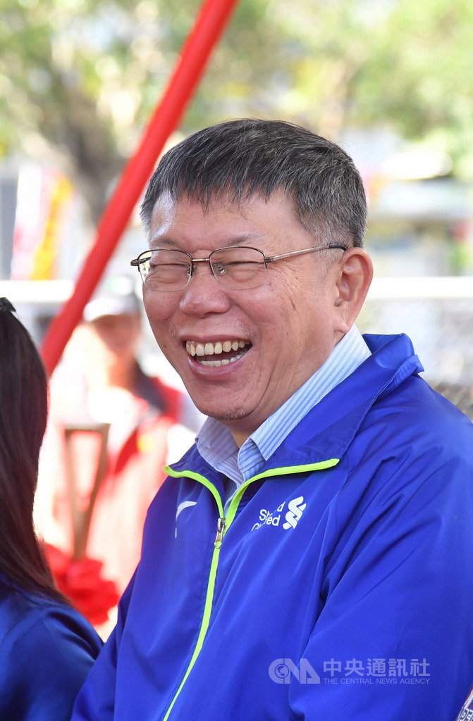 台北市長柯文哲24日出席內湖區舊宗社會住宅新建工程開工典禮,針對中央公布武漢肺炎病例所在地,柯文哲受訪時說,「他們轉彎,我們現在都要順時鐘(時中)、不要逆時鐘」、「我們現在順時鐘就好了」。中央社記者王飛華攝 109年2月24日