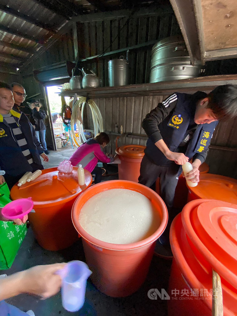 海巡署偵防分署台東查緝隊查獲不肖業者,將釀酒設備藏在人煙罕至的泰源山區工寮內,設備一應俱全,全案依菸酒管理法將張姓犯嫌函送台東縣政府財政處菸酒管理科裁處。(海巡署提供)中央社記者李先鳳傳真 109年2月24日