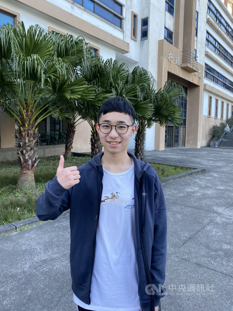 109學年度學科能力測驗成績24日公布,基隆市立中山高中李思垚(圖)獲65級分,他希望能考取成功大學電機相關科系,未來從事人工智慧領域工作,多賺些錢翻轉人生。(基隆市立中山高中提供)中央社記者王朝鈺傳真 109年2月24日