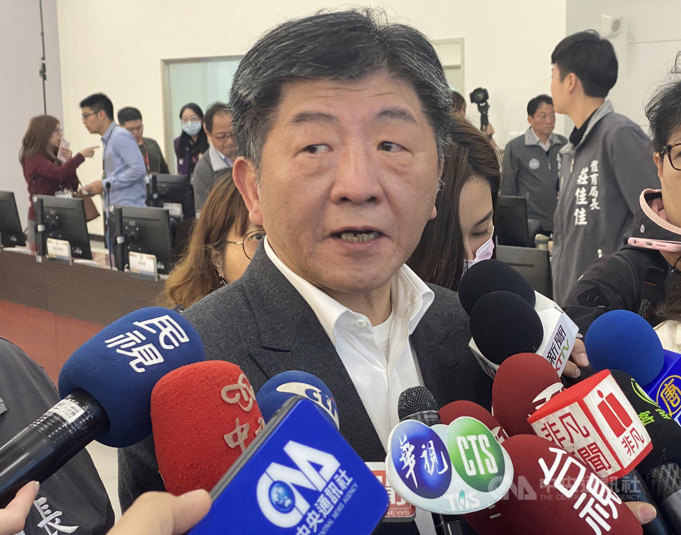有關武漢肺炎確診個案所在地是否公布,中央流行疫情指揮中心指揮官陳時中(前)24日受訪表示,資訊的公開和新聞界一樣,怎樣對防疫有幫助,而非引發恐慌。中央社記者邱俊欽桃園攝 109年2月24日