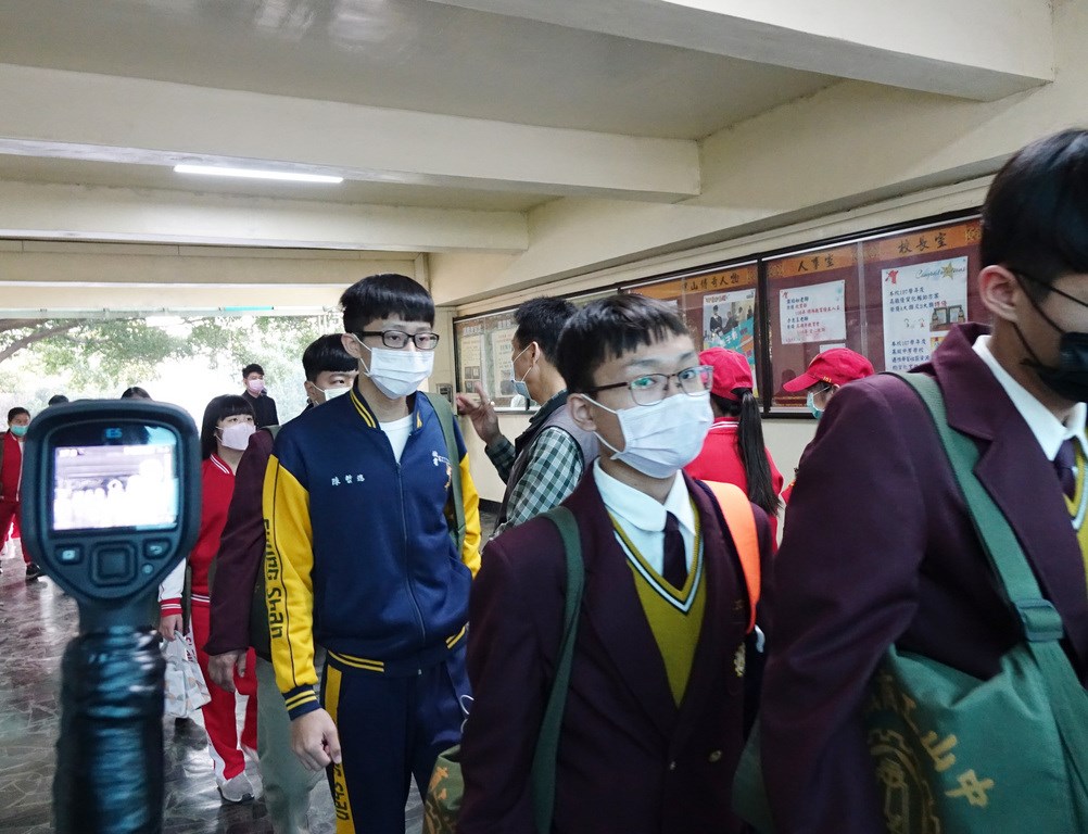 高中以下各級學校25日開學,高雄市中山工商在校門口開設3個體溫測量動線,動用近30人結合兩部紅外線體感量測設備量測學生體溫,雖一度大排長龍,但過程還算順暢。(中山工商提供)中央社記者程啟峰高雄傳真 109年2月25日