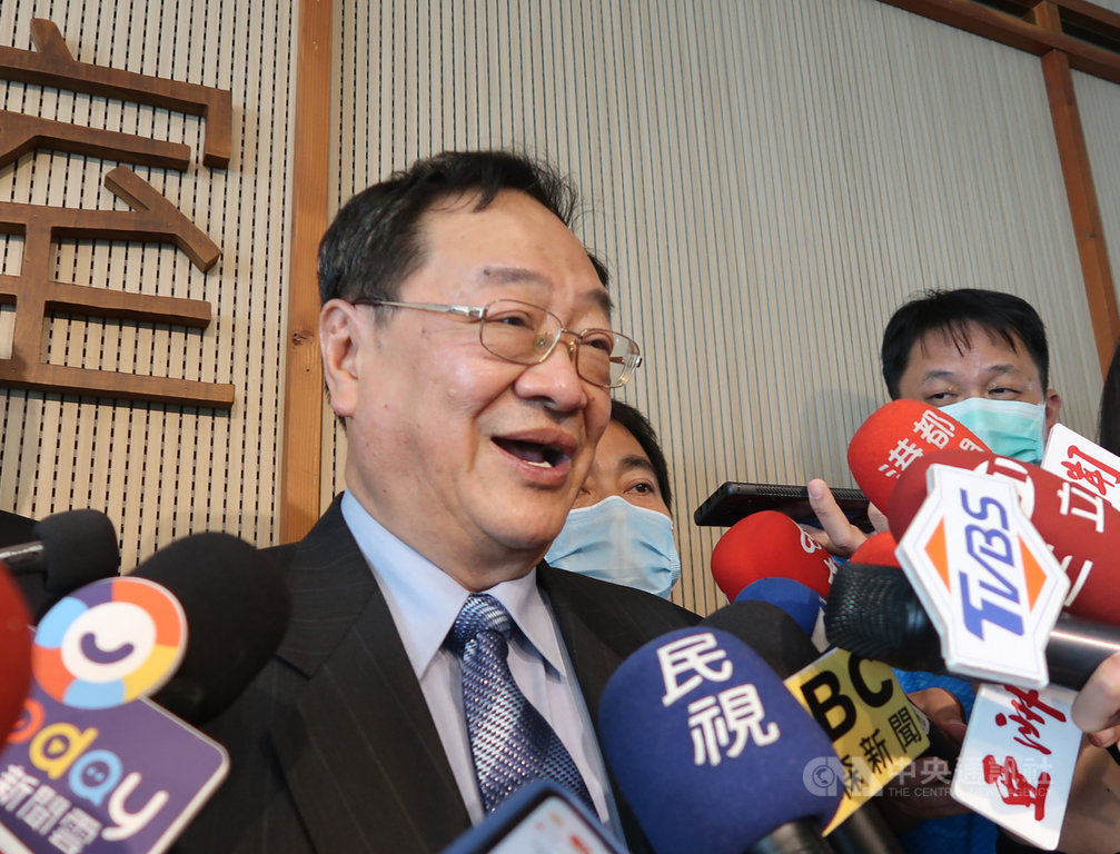高雄市環保局長王玨(前)25日上任,他表示,會在技術、專業上努力,帶領同仁齊心同力一起為高雄市各方面環境改善做努力。中央社記者王淑芬攝 109年2月25日