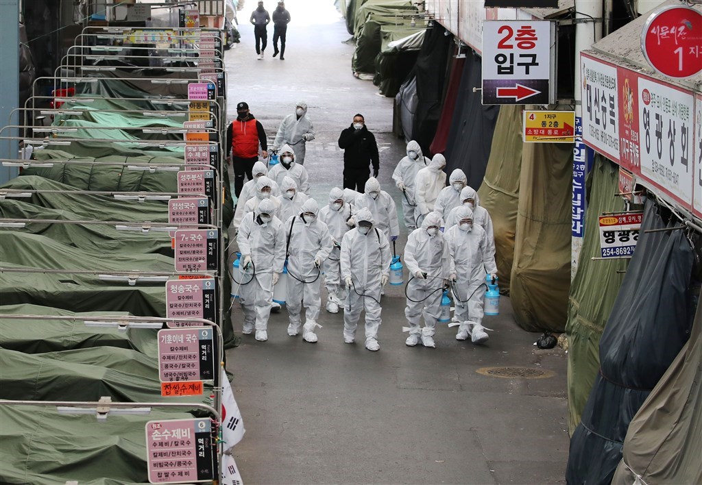 韓國24日新增231起武漢肺炎確診病例,創下單日新高,累計確診達到833例,成為中國以外疫情最嚴重的國家。圖為韓國防疫人員在市場噴灑消毒劑。(法新社提供)