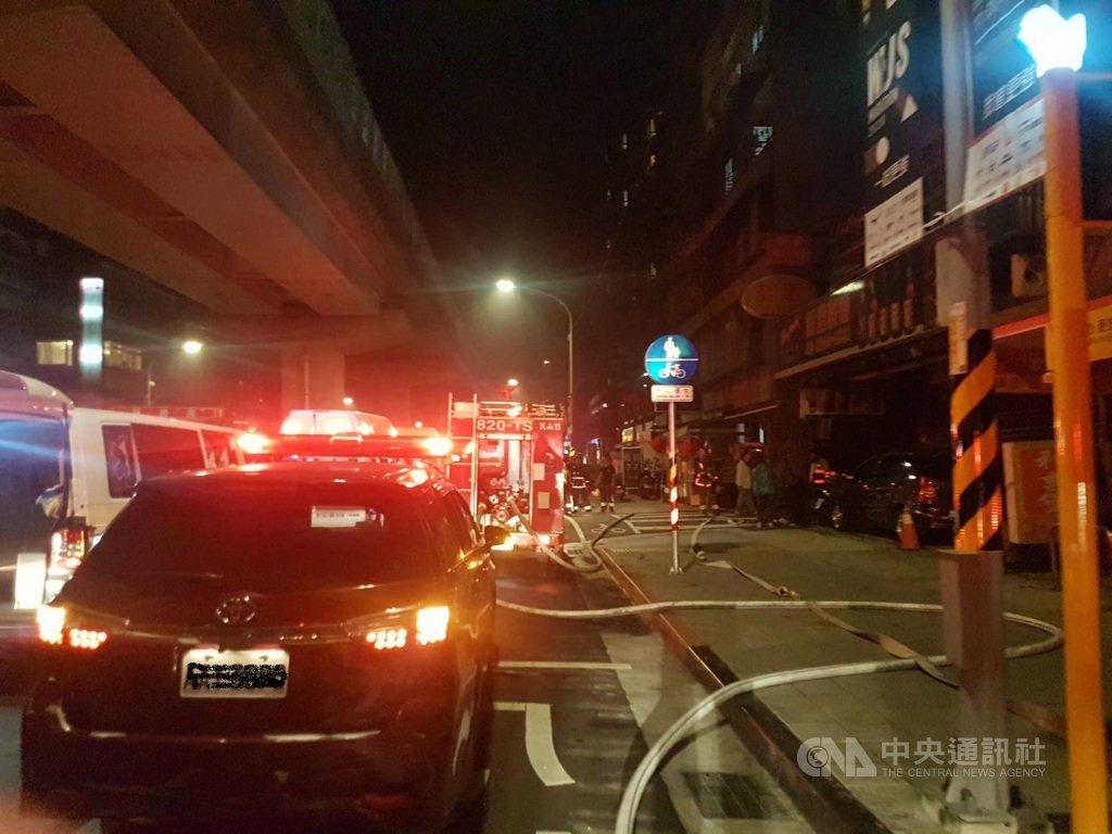 板橋板新路某公寓4樓25日凌晨1時許火警,警消獲報調派大批人車前往灌救,火勢迅速被控制。中央社記者王鴻國攝 109年2月25日