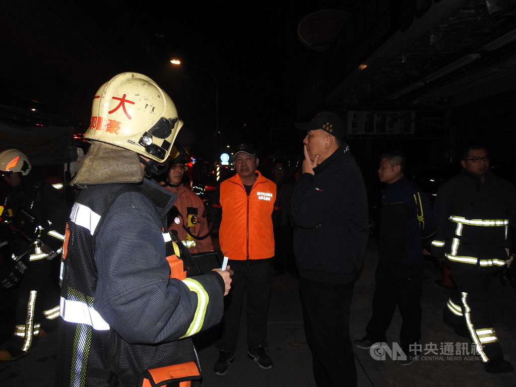 板橋板新路某公寓4樓25日凌晨1時許火警,警消獲報調派大批人車前往灌救。消防局長黃德清(右3)也到場指揮。中央社記者王鴻國攝 109年2月25日