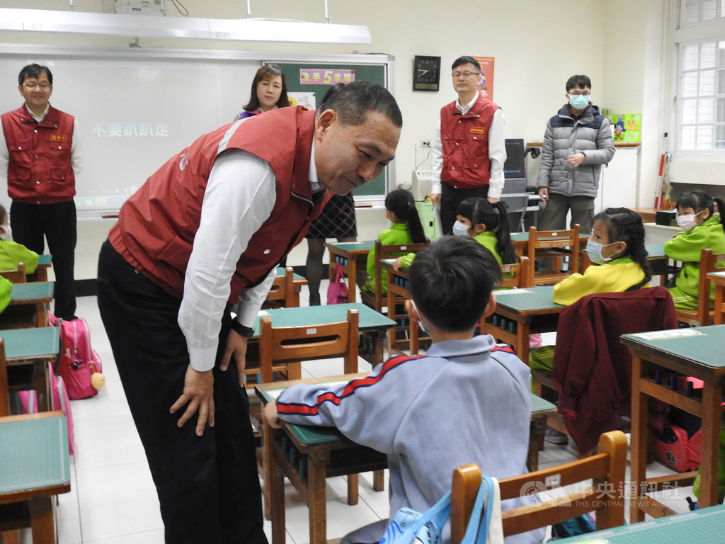 因應武漢肺炎疫情,新北市長侯友宜(前左)25日視察板橋海山國小防疫措施,在教室一一詢問學童是否有備用口罩及勤洗手等狀況。中央社記者王鴻國攝 109年2月25日