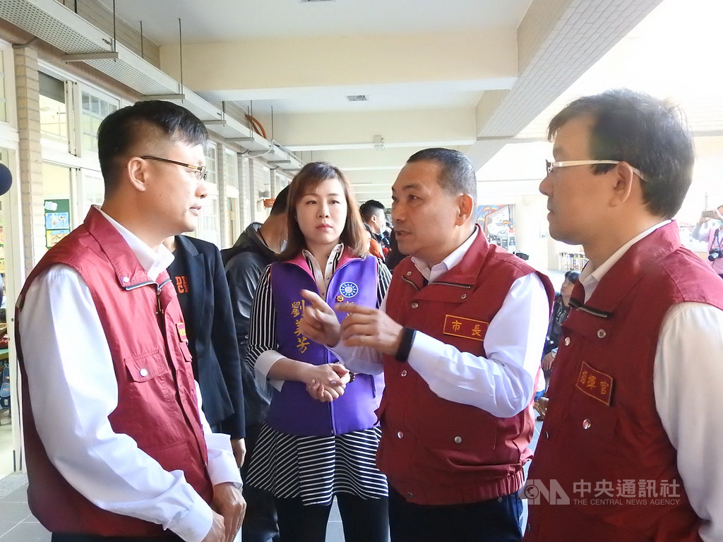 因應武漢肺炎疫情,新北市長侯友宜(右2)持續抽查各校體溫量測及衛教等防疫措施,25日視察板橋海山國小時與教育局長張明文(左)交換意見,指出許多校長都反映教育部配發的額額槍不好用,要求教育局向上反映。中央社記者王鴻國攝 109年2月25日
