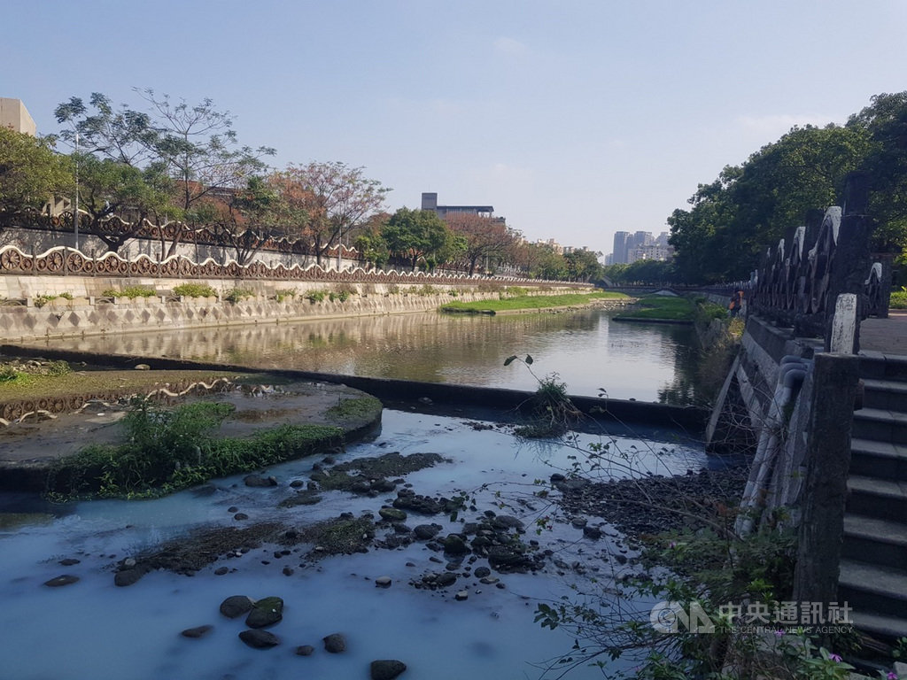 新竹縣竹北市豆子埔溪逢枯水期或農業灌溉期,水量少易導致魚群暴斃,縣府將協調農田水利會視情況調節放水,考量鑿井引水入溪增加水量。(新竹縣政府提供)中央社記者郭宣彣傳真 109年2月25日