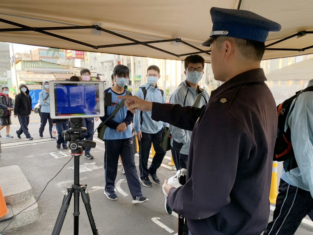 因應武漢肺炎疫情,25日開學日,台中一中採取嚴謹防疫措施,校門口除架設紅外線熱像儀先做體溫初篩,接著還分3個通道,為學生量測額溫。(台中一中提供)中央社記者蘇木春傳真 109年2月25日