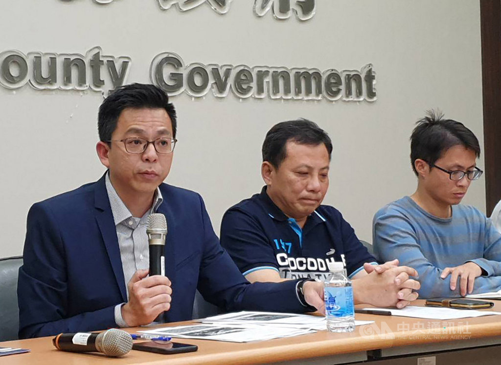 前立委梁牧養25日在記者會中質疑屏東縣長潘孟安圖利特定財團,屏東縣府發言人黃建嘉(左)隨後舉行記者會嚴正駁斥及澄清,並表示一定對梁牧養提告。中央社記者郭芷瑄攝 109年2月25日