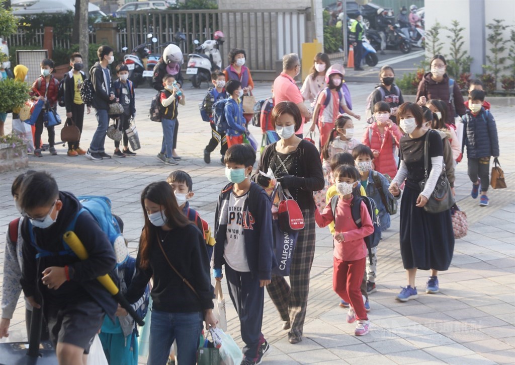 因應武漢肺炎疫情,高雄市左營區新上國小25日開學首日設置多道體溫測量動線,學生依序通過紅外線體溫感測裝置後,確認沒發燒才能進入校園。中央社記者董俊志攝 109年2月25日