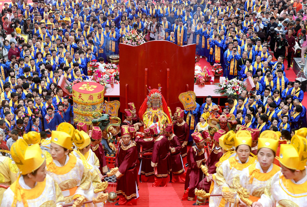 受到2019年冠狀病毒疾病影響,媽祖信仰的發源地-中國湄洲媽祖祖廟也不確定是否能如期舉辦誕辰慶典。圖為2019年湄洲舉行媽祖誕辰紀念活動。(中新社提供)中央社 109年2月25日