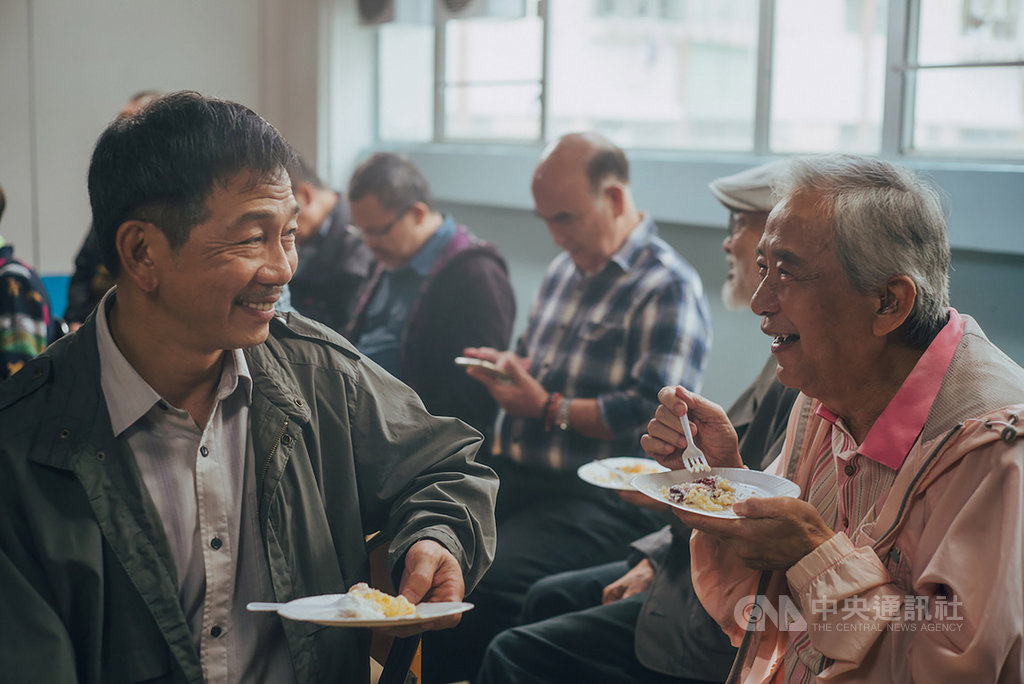 香港男星袁富華(左)近日在新片「叔.叔」中,再度飾演同志角色,袁富華並透露,片中一場照顧獨居老年同志的戲讓他最為感傷,「彷彿看見自己年長時的模樣。」(采昌國際提供)中央社記者鄭景雯傳真 109年2月25日