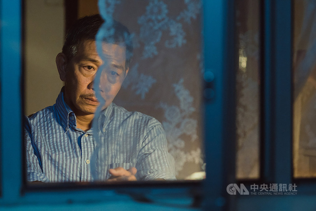 香港演員袁富華(圖)近期在新片「叔.叔」中,再度挑戰飾演一名多年來壓抑內心真正性向的男同志,與太保(張嘉年)上演一場黃昏之戀。(采昌國際提供)中央社記者鄭景雯傳真 109年2月25日