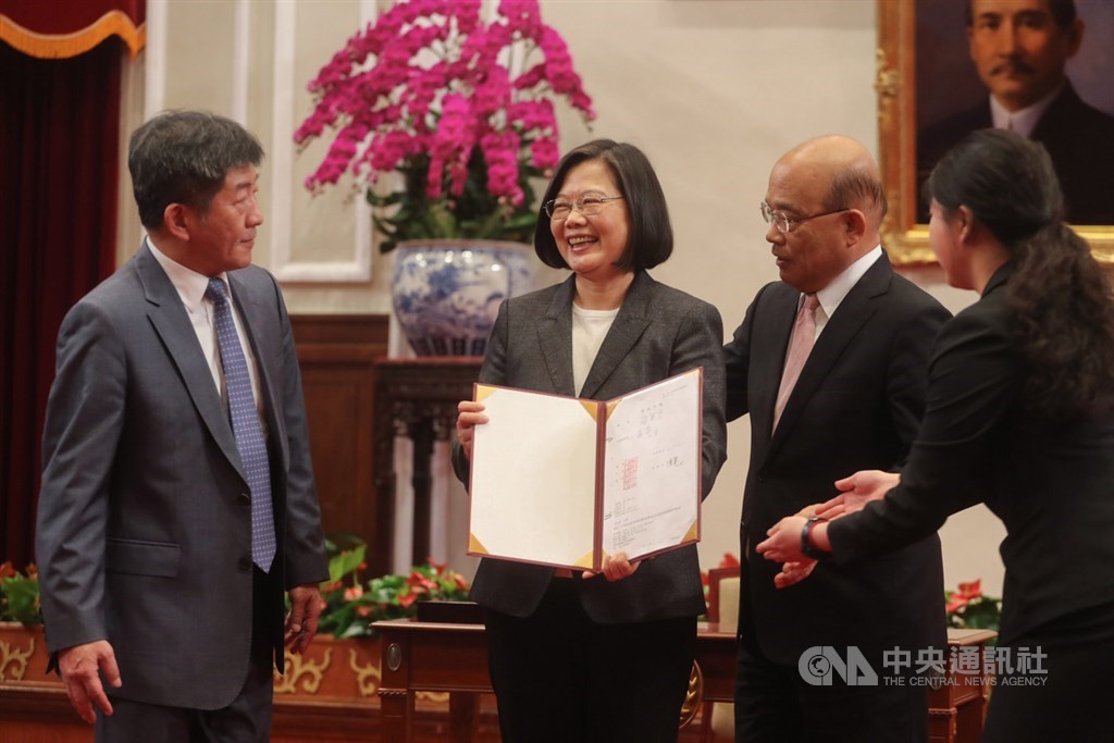 總統蔡英文(左2)在「嚴重特殊傳染性肺炎防治及紓困振興特別條例」三讀不到4小時的25日傍晚5時30分,就在總統府火速簽署,這也是2018年6月6日她在總統府公開簽署「兒童及少年未來教育與發展帳戶條例」後,第2次開放媒體採訪。左為衛福部長陳時中、右2為行政院長蘇貞昌。中央社記者裴禛攝 109年2月25日