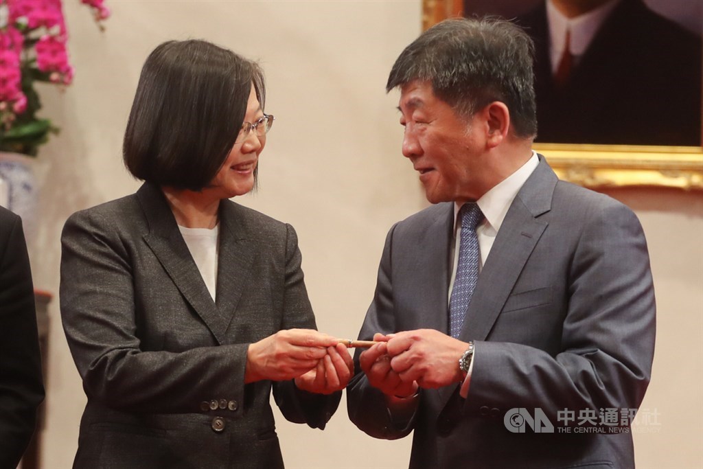 總統蔡英文(左)25日在總統府公開簽署「嚴重特殊傳染性肺炎防治及紓困振興特別條例」,隨後並將簽署文件的筆贈予衛福部長陳時中(右)。中央社記者裴禛攝 109年2月25日