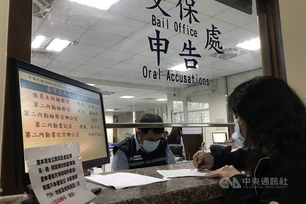 台南市一家托嬰中心傳出教保人員疑似不當照顧,中華民國兒童權益促進協會理事長王薇君25日帶著民眾提供的監視器畫面到台南地檢署告發業者。中央社記者楊思瑞攝 109年2月25日