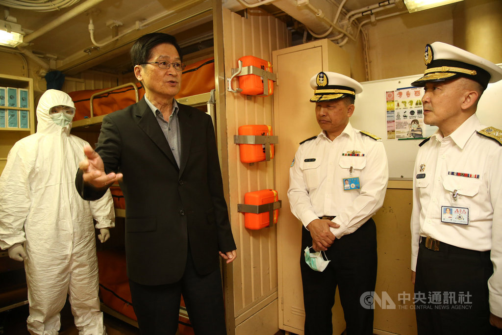 由於海軍艦艇艙間為密閉空間,國防部長嚴德發(左2)25日登艦,並規劃隔離碼頭因應突發狀況。(軍聞社提供)中央社記者游凱翔傳真 109年2月25日