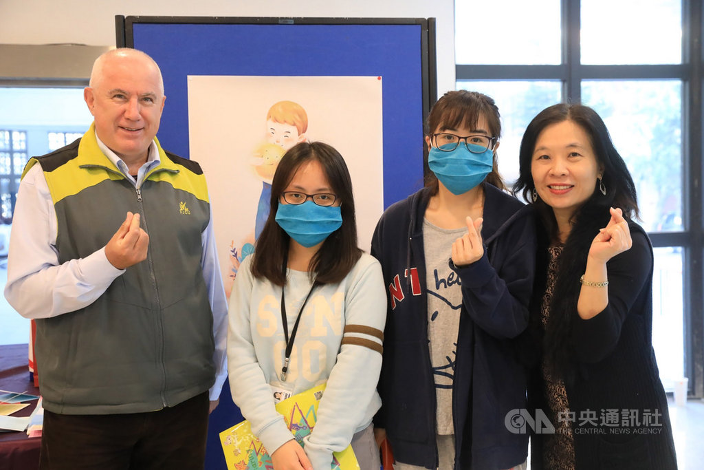 武漢肺炎疫情延燒,輔仁大學港澳生抵台後配合居家檢疫政策,25日14天檢疫期滿,使命副校長聶達安(左)、學務長陳若琳(右)等人特別到場表達關心,歡迎同學健康回到校園。(輔大提供)中央社記者王鴻國傳真 109年2月25日