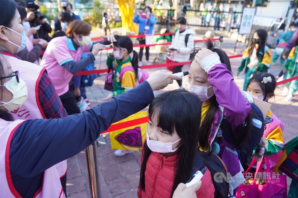 高中以下學校25日開學,台北市社子國小在校門口設置額溫量測站,掌握學生健康狀況。中央社記者徐肇昌攝 109年2月25日