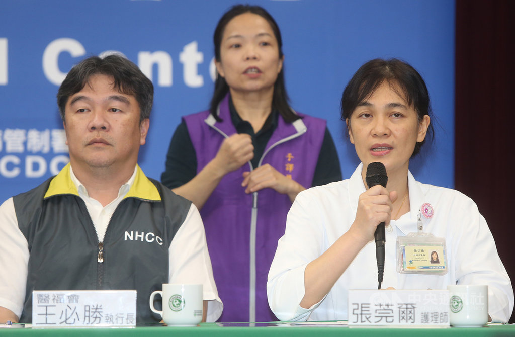 血友病母子返台,由護理師張莞爾全程穿著防護衣陪同。張莞爾(右)25日表示,飛機上另有43名乘客,她和血友病母子並未和其他乘客坐在同一區域,機上也不供餐、未如廁,一切順利。中央社記者鄭傑文攝 109年2月25日