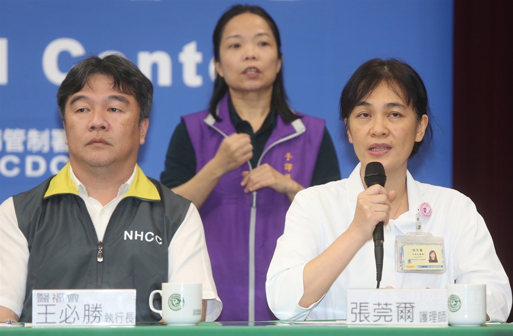 血友病母子返台,由護理師張莞爾全程穿著防護衣陪同。張莞爾(右)25日表示,飛機上另有43名乘客,她和血友病母子並未和其他乘客坐在同一區域,機上也不供餐、未如廁,一切順利。中央社記者鄭傑文攝 109年2月25日